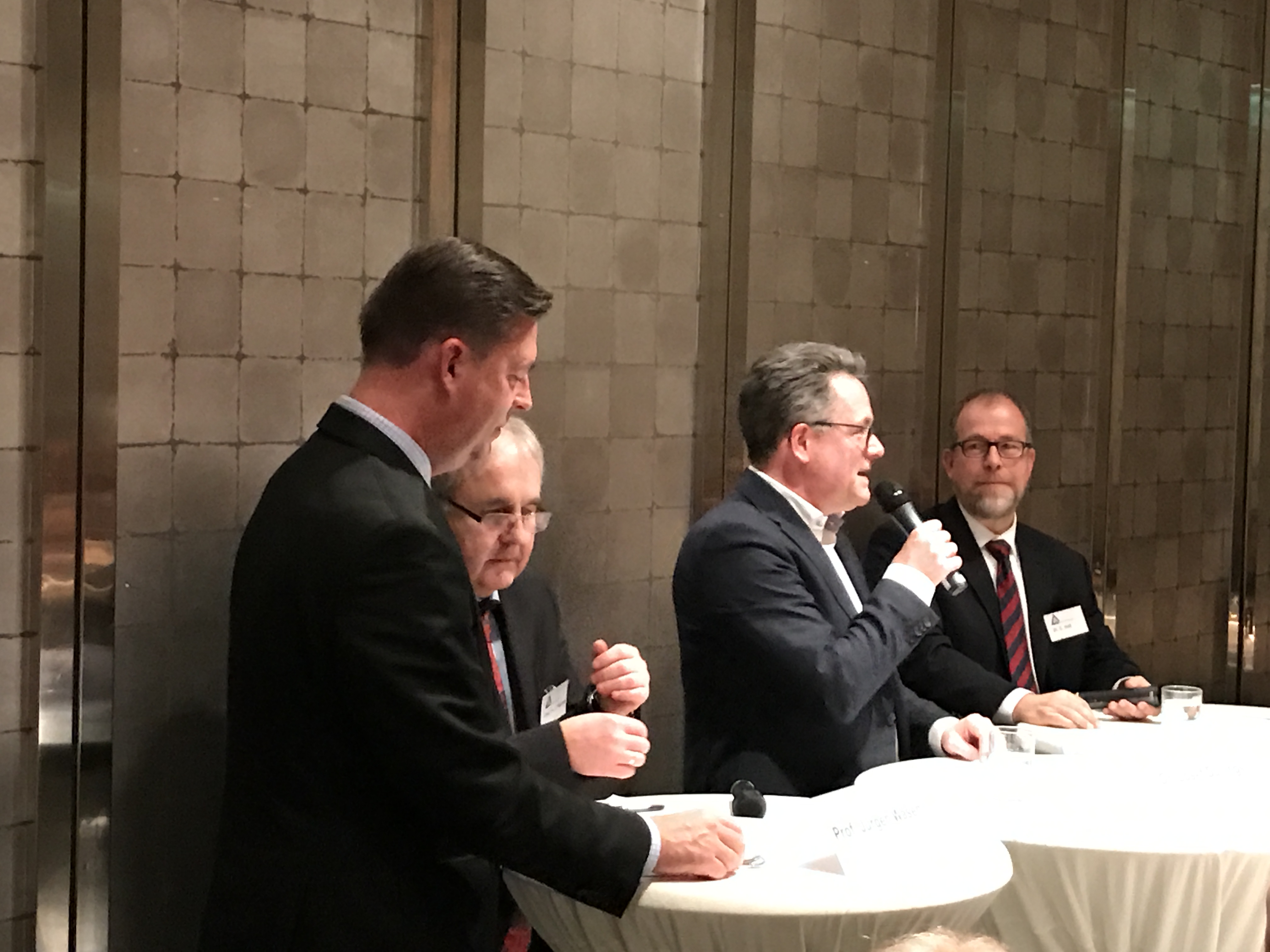 Dinner Match zw. Prof. Dr. Jürgen Wasem und Dr. Christof Veit mit Dr. Josef Düllings als Referee